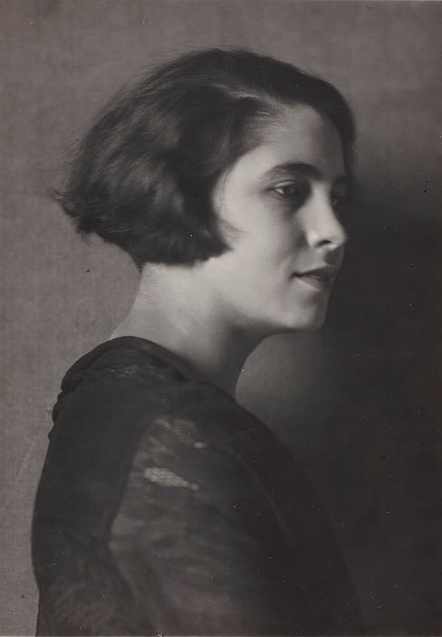 749px-Unbekannter_Fotograf_(Archiv_Philipp_Kester),_Carola_Neher,_1925