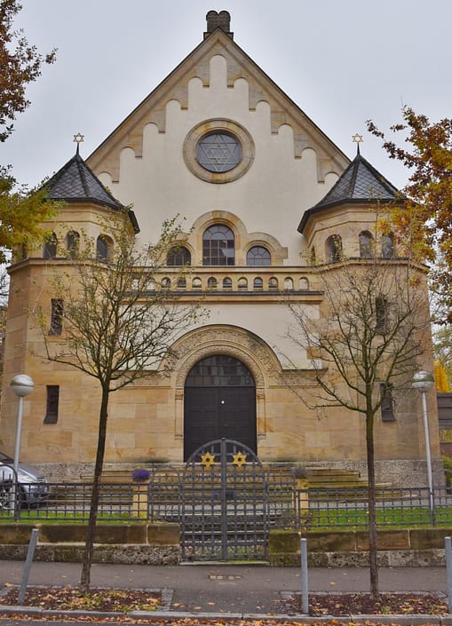 Synagoge_Straubing_Eingang_mit_Stolpersteinen_(Straubing)