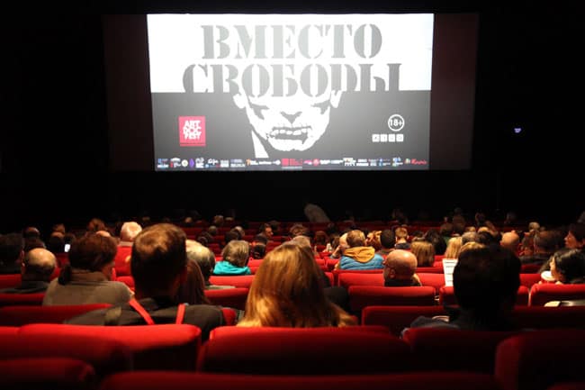 Sofas-letzte-Reise Kinosaalvonhionten 650