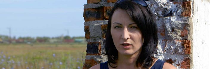 Olga-erzahlt-an-einer-Ruine