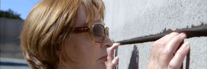 Frau-Rock_Mauerspalte