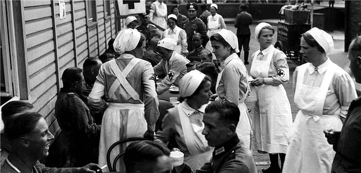 Durchreisende-Soldaten-der-Wehrmacht-werden-von-Schwestern-192880h