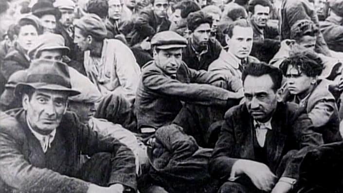 Ostarbeiter auf dem Feld sitzend