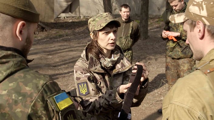 Rechtsnwaltin-Julia Segeda trainiert Soldaten