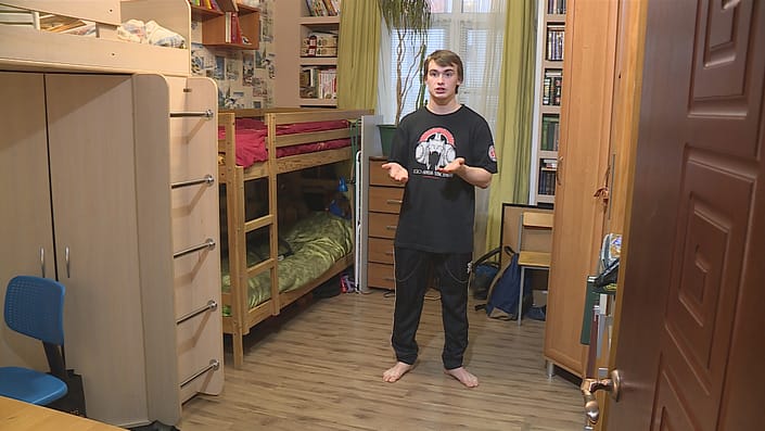 Andrej in seinem Zimmer