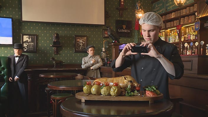 Egor mit Prüfungsarbeit Spanferkel