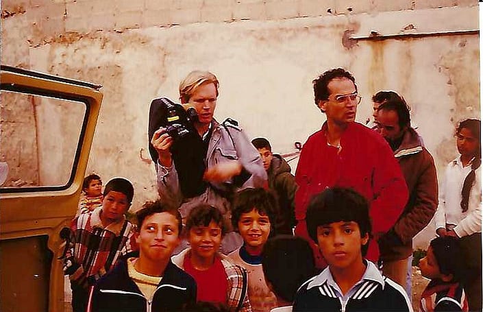 Fritz_und_Fuad_mit_Kindern_in_kalandia