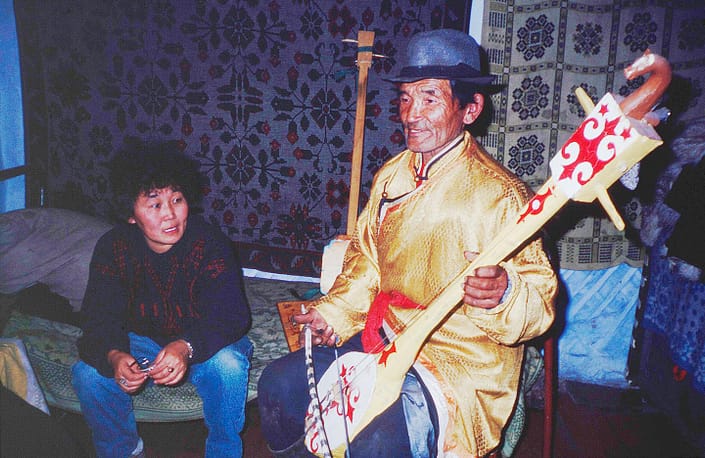 07-fr-mann-spielt-Instrument-Tuva-Hamm