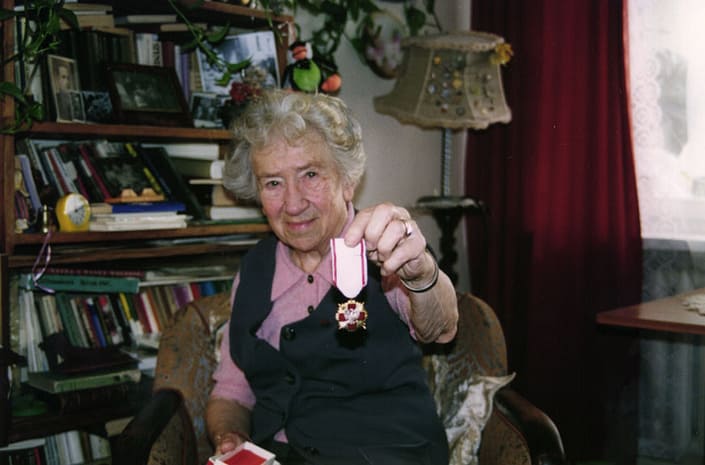 Janina Mizerska aus Warschau zeigt ihren Verdienstorden des Polnischen Roten Kreuz. Polnische Zwangsarbeiterin zeigt ihre Auszeichnung als poln. Widerstandskämpferin