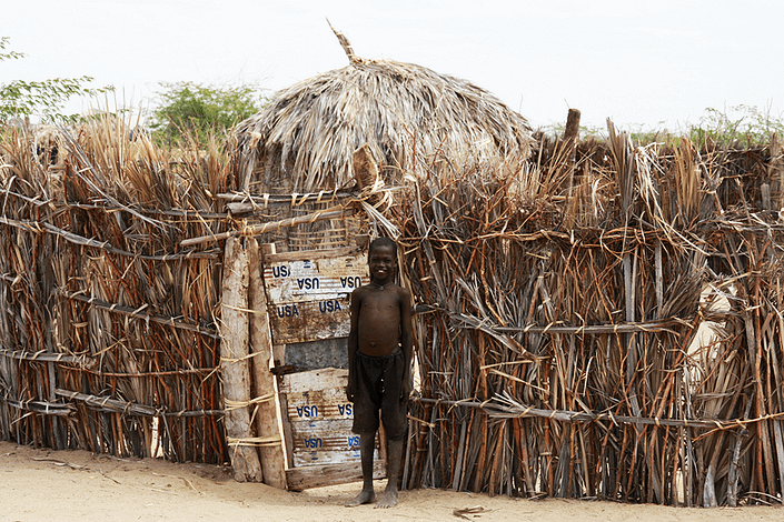 Junge-vor-Hutte-mit-USA-log Kopie