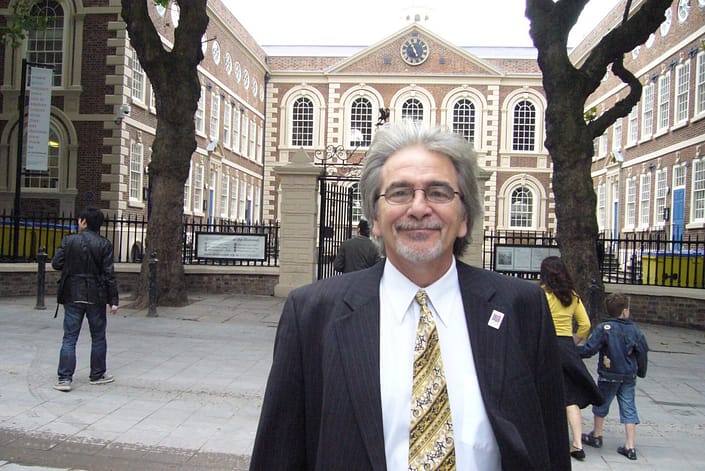 Frank Carlyle vor dem Bluecoat