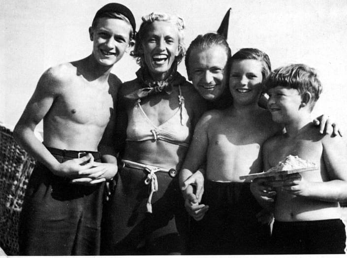Lale mit Björn, Litta und Michael. Dazwischen ihr Pianist Friedrich Pasche